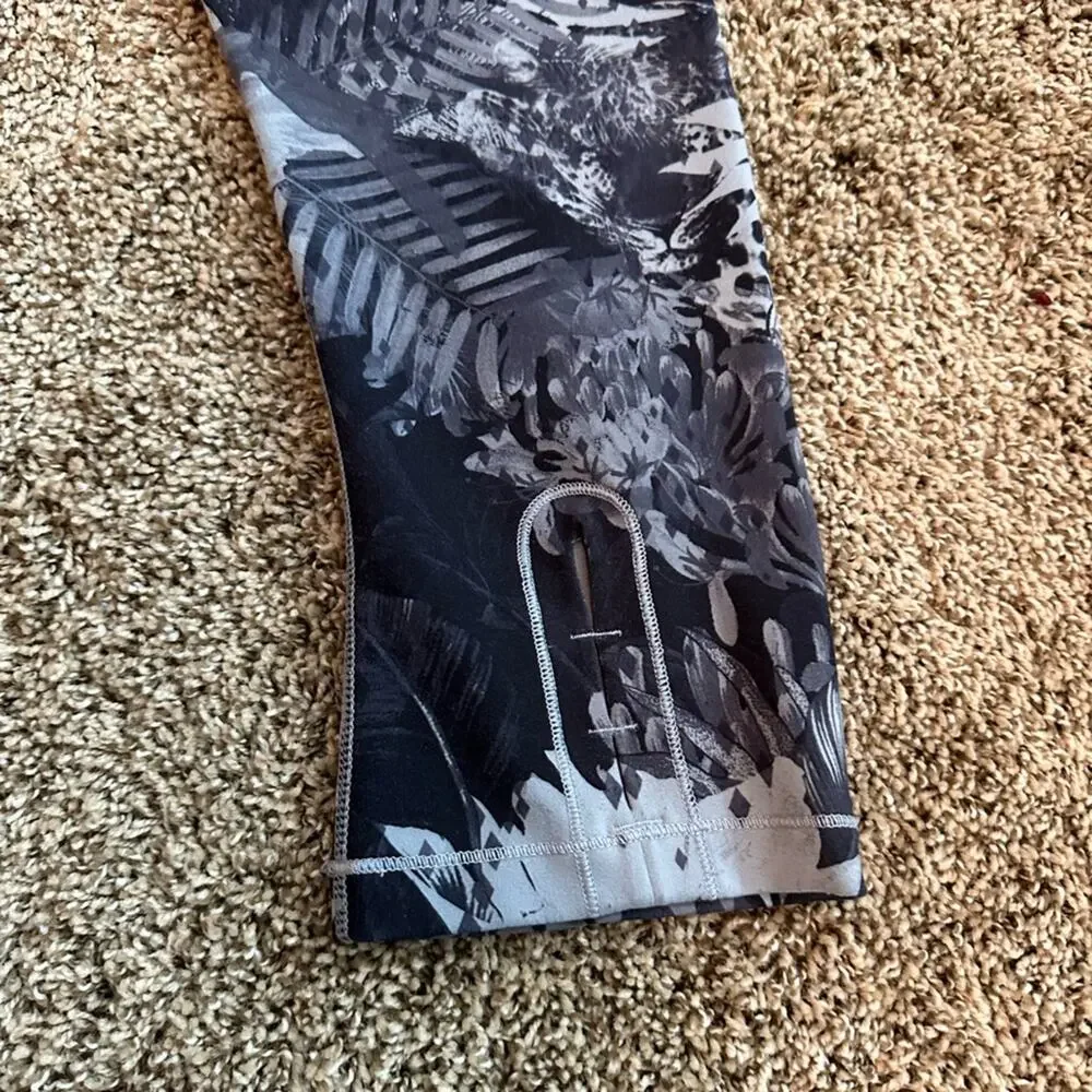 North Face women’s size S black, & white patterned leggings, flash dry, EUC - Picture 6 of 11